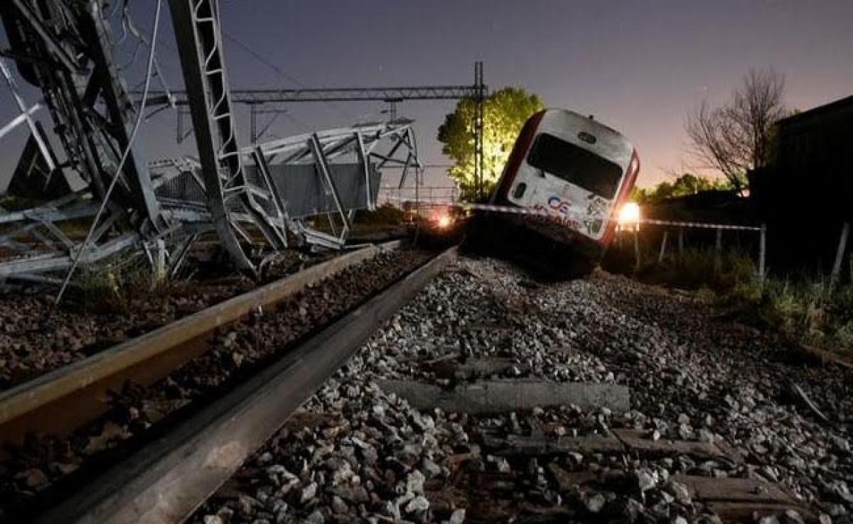 Două trenuri s-au ciocnit în Grecia. Cel puţin 32 de morți